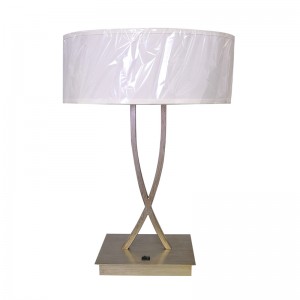 Två lätt antik Silver Finish -skrivbordslampa med en på/off rocker switch på gästrummet