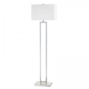 Marriott Hotel Soffa bredvid golvlampa med borstadnickelfinish på gästrummet