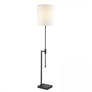 Waterwalk Hotel Floor Lamp med matt svart finish vid soffan bredvid i gästrummet
