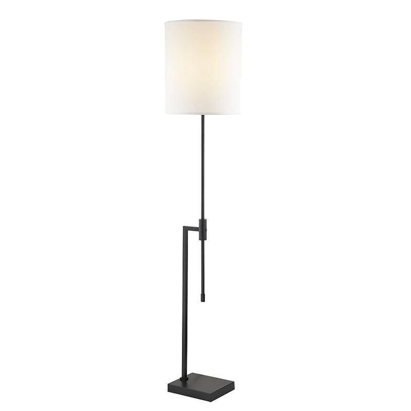 Waterwalk Hotel Floor Lamp med matt svart finish vid soffan bredvid i gästrummet