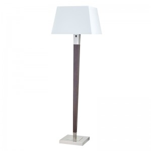 Homewood Suites Hotel Floor Lamp med borstadnickelfinish och trä accent vid soffan bredvid i gästrummet